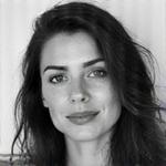 Portrait en noir et blanc de Sophie Martin, designer et forgeronne.